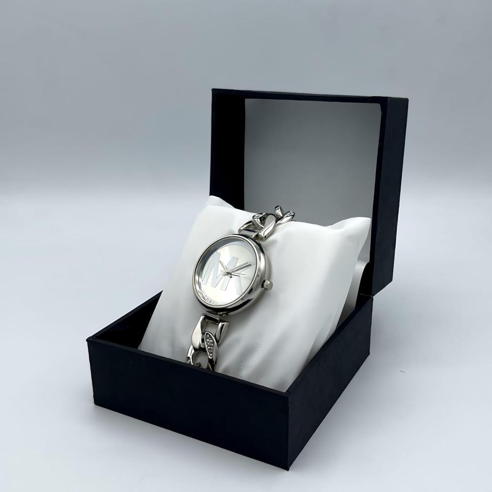 Stylish Women's Quartz Chain Strap Watch